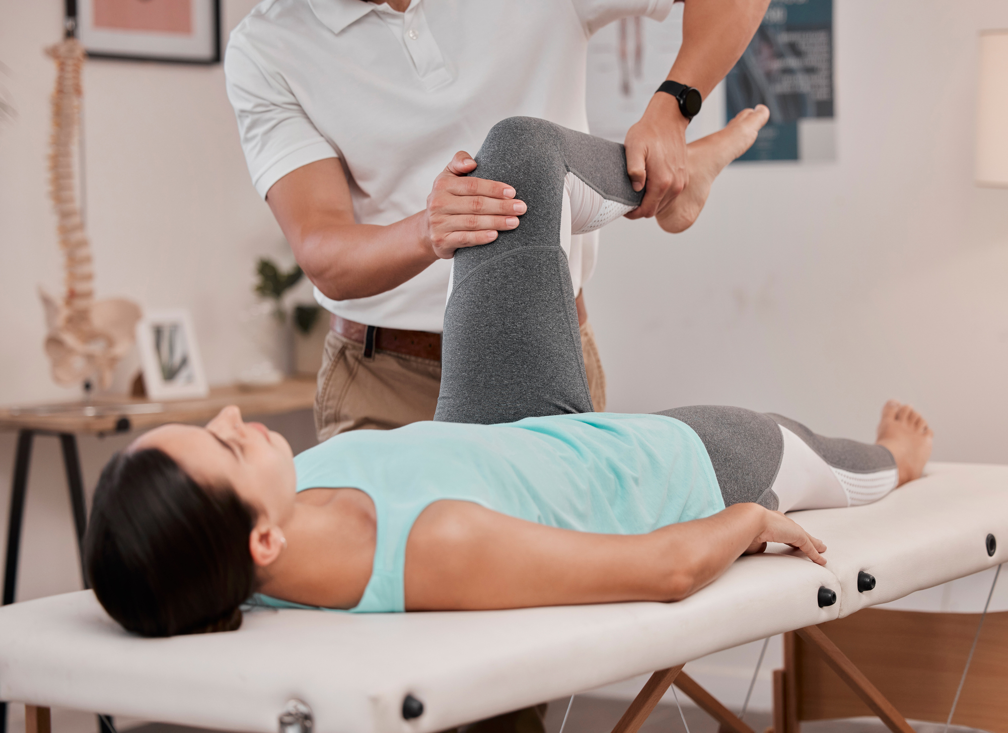 Image of therapist examining the knee 